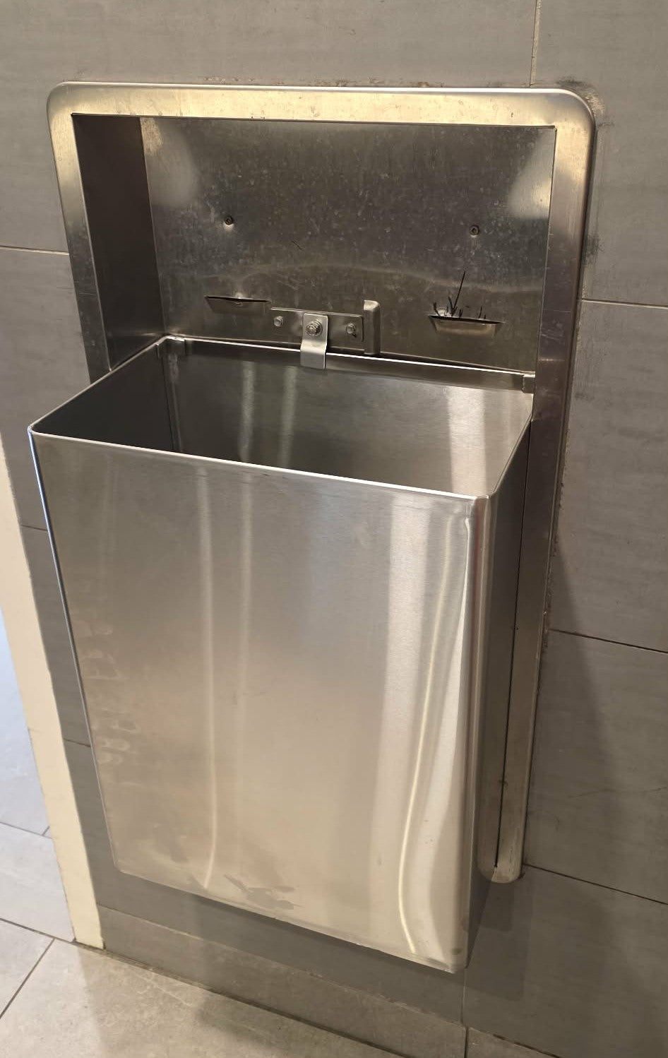 GARBAGE FOR THE BATHROOM